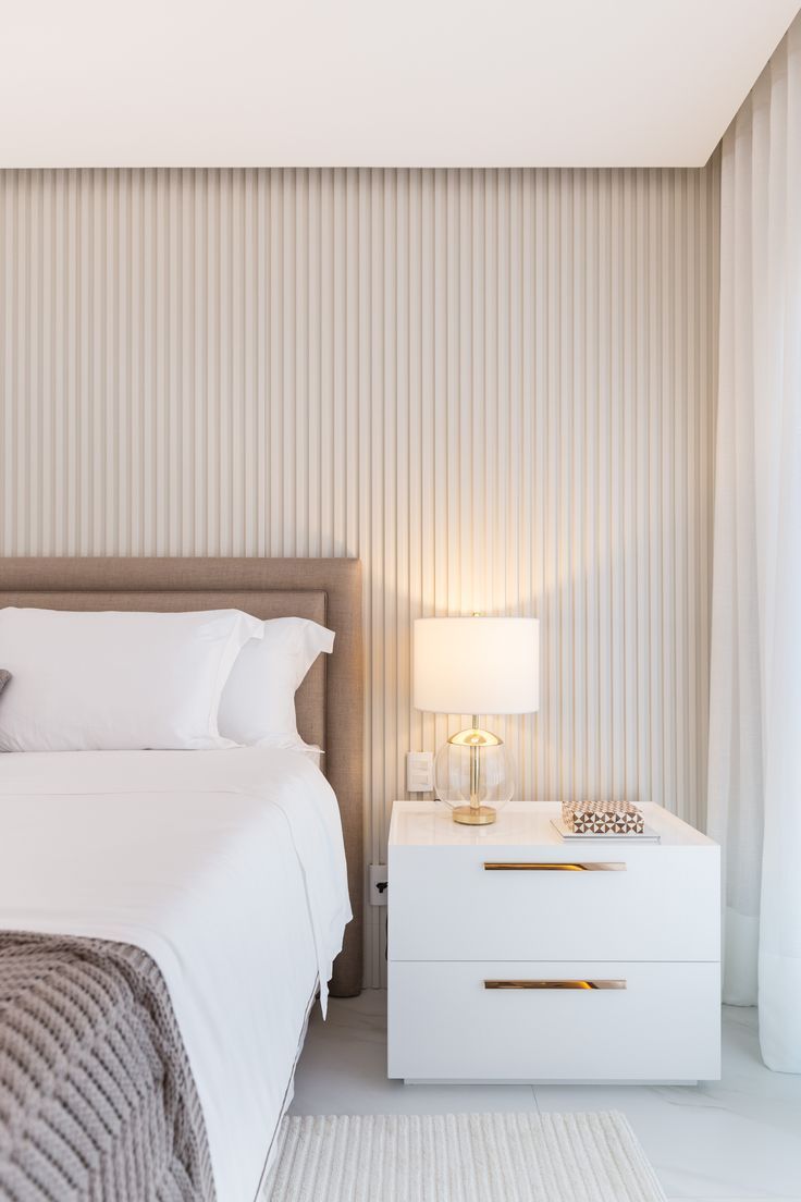 Tessa Glossy pedestals